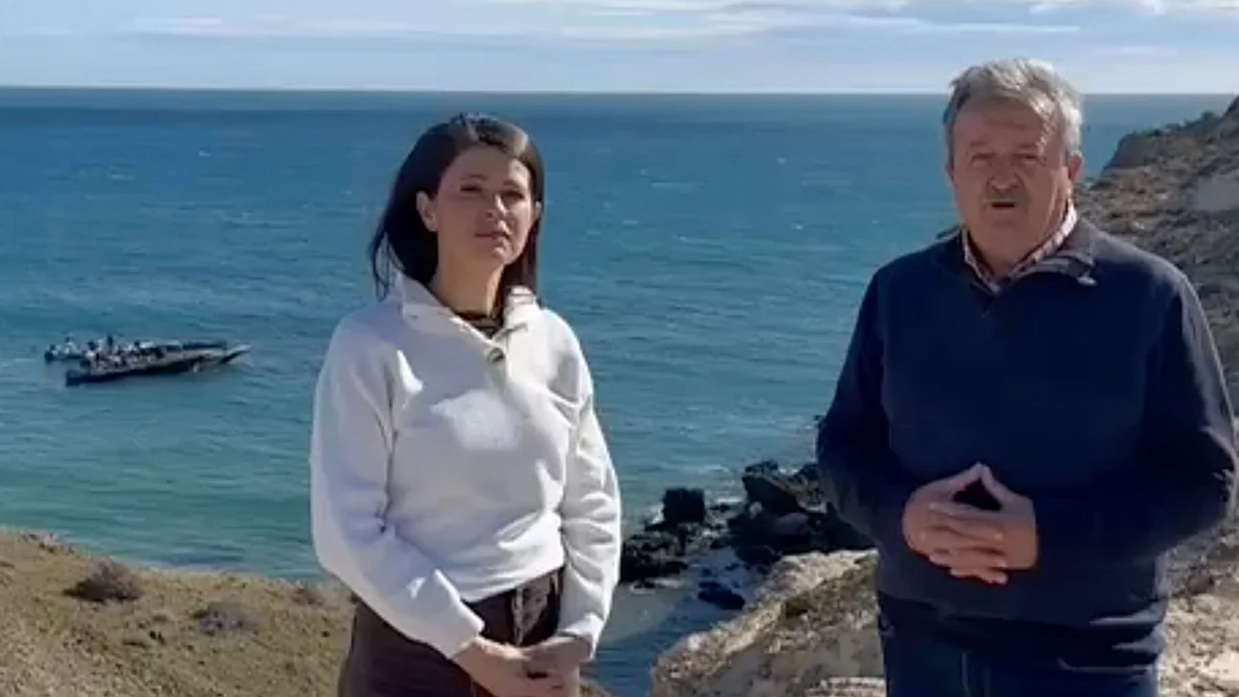 El alcalde de Pulpí estalla contra el Gobierno ante las imágenes de narcolanchas paseándose por la costa