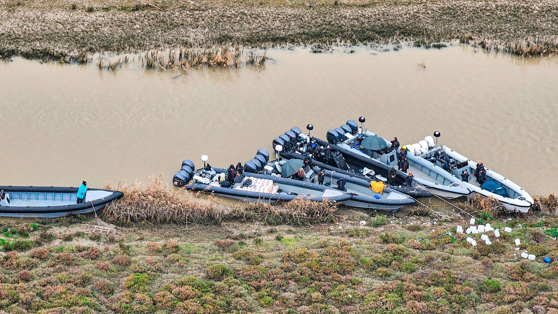 El alcalde de Pulpí estalla contra el Gobierno ante las imágenes de narcolanchas paseándose por la costa