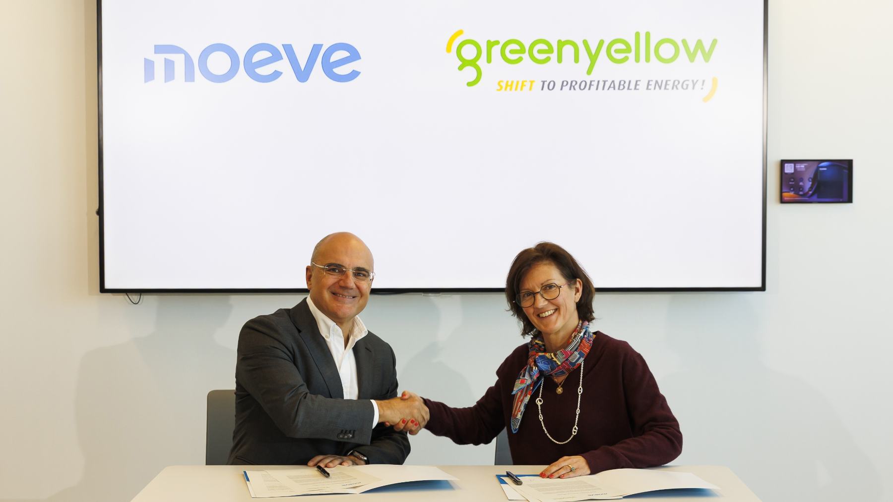 Carlos Barrasa, vicepresidente ejecutivo de Commercial & Clean Energies de Moeve, y Anne de Bagneux, Group Chief Commercial Officer de GreenYellow.