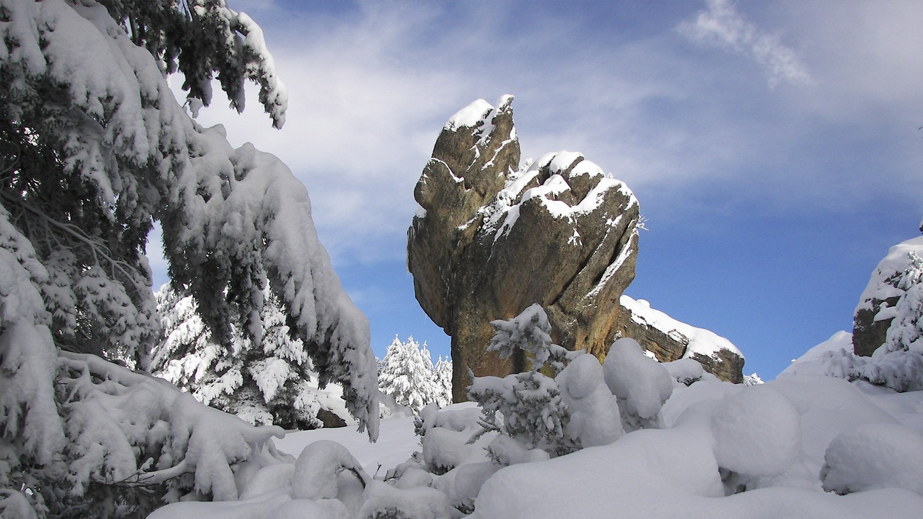 Parece una postal de los Alpes, pero está en Soria: lo rodean circos glaciares y el mayor bosque español de coníferas