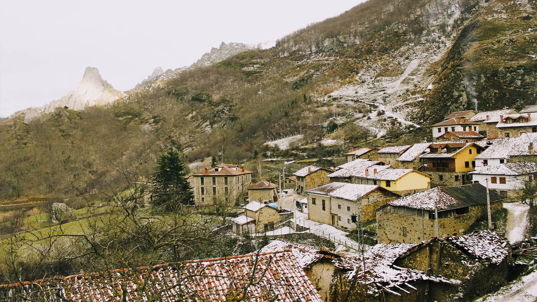 El pintoresco pueblo cántabro que se tiñe de blanco en invierno y lleva siglos aislado en la montaña