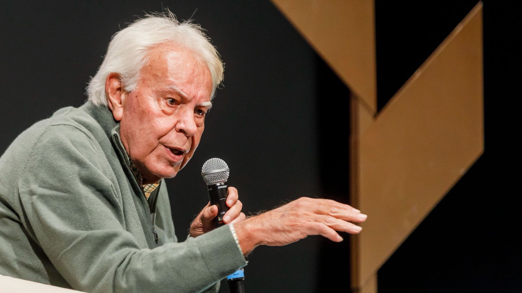 Felipe González retrata al Gobierno por sus cortinas de humo: Cada día lanzan a correr una liebre nueva