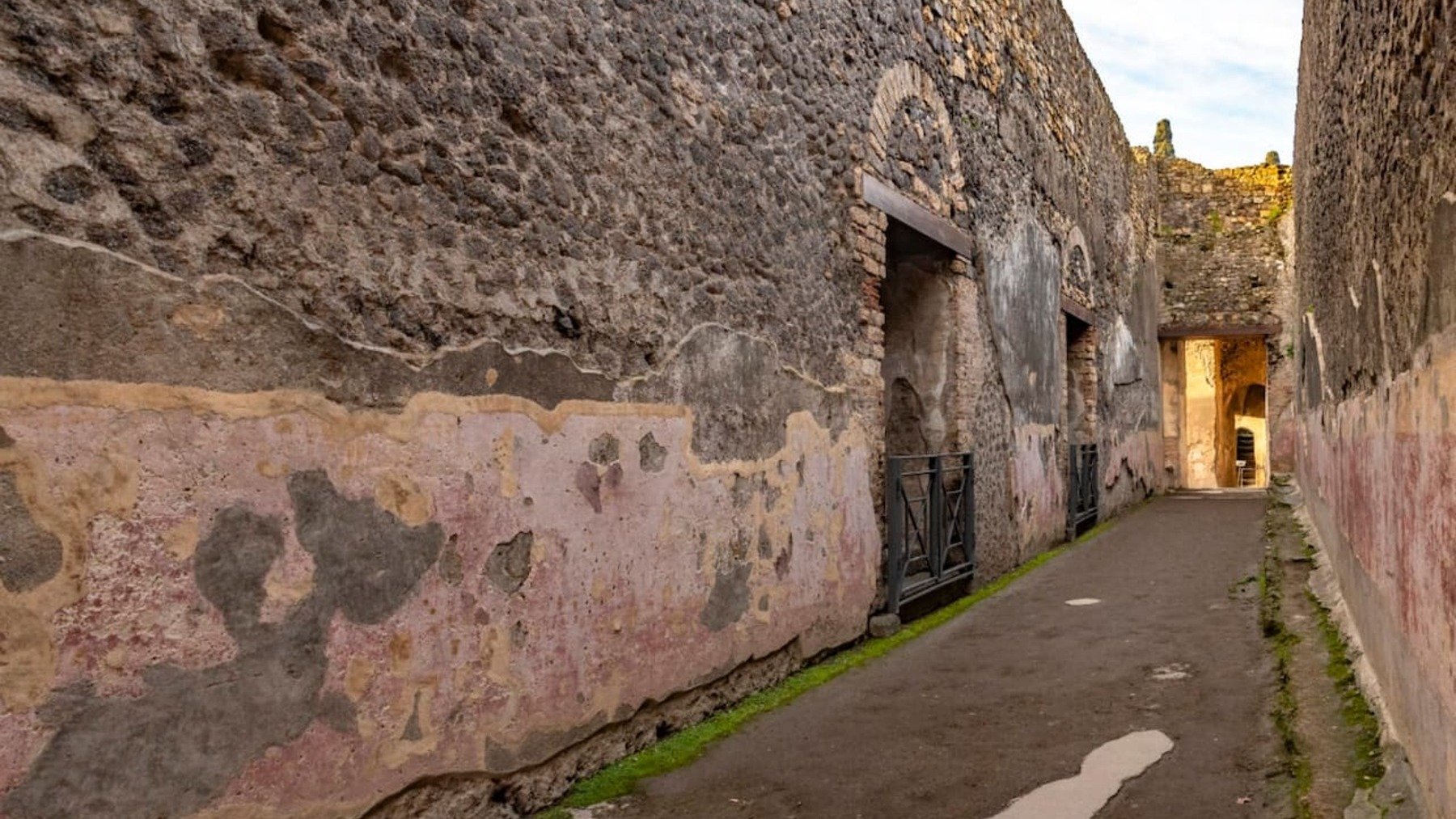 Estupor en la arqueología mundial tras descubrir insólitos grafitis en las paredes de un teatro de Pompeya