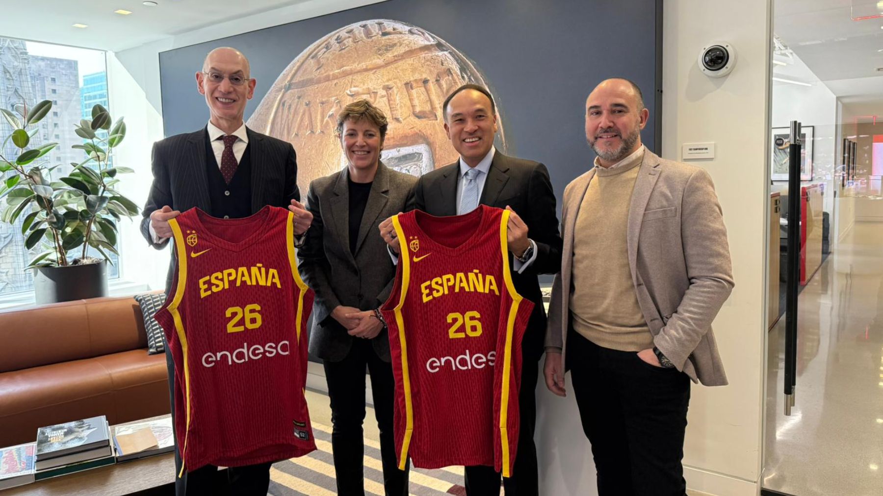 El baloncesto español sigue creciendo: la NBA recibe a Chus Mateo y Elisa Aguilar en Nueva York