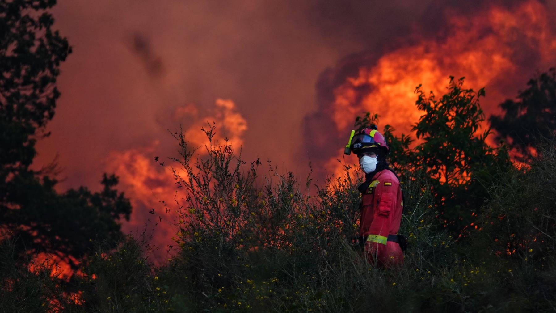 Varios servicios de emergencia tratan de apagar el fuego, a 21 de agosto de 2025, en Anllarinos del Sil, León. (Foto: Europa Press).