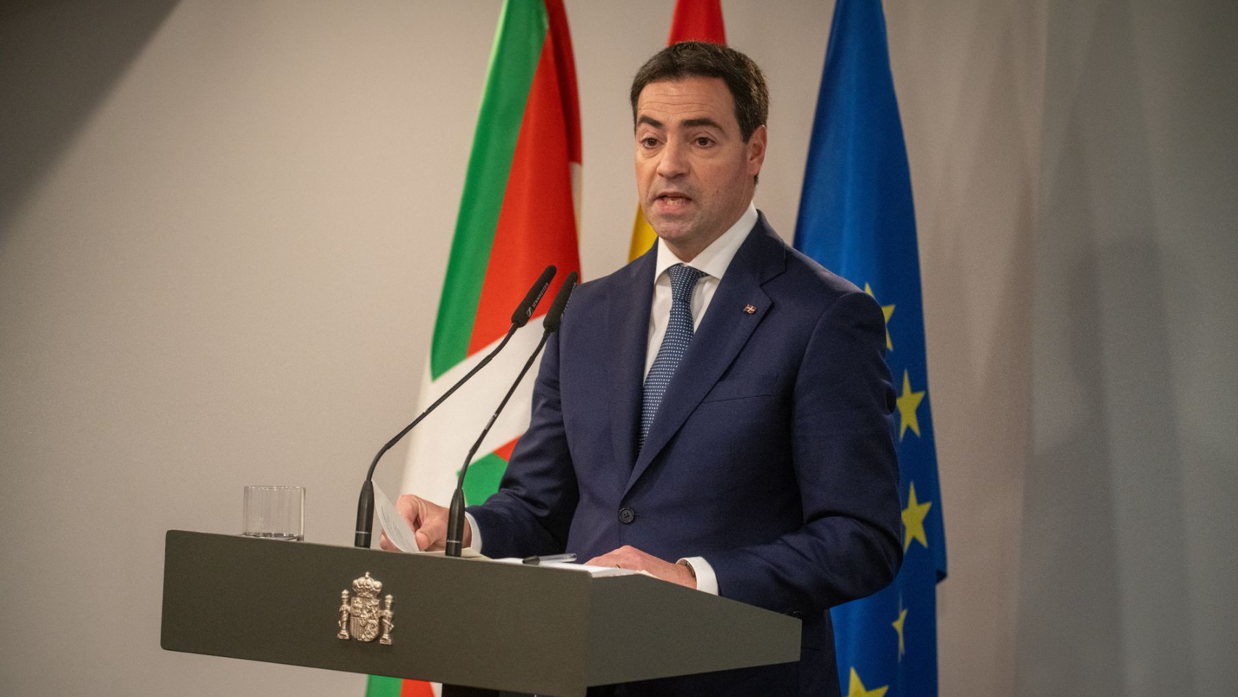 Pradales asegura a las familias de los afectados por las vacunas caducadas que no hay problemas de salud