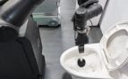 Adiós a la limpieza manual del baño: inventan un robot que entra al baño, detecta la suciedad y la elimina sin ayuda