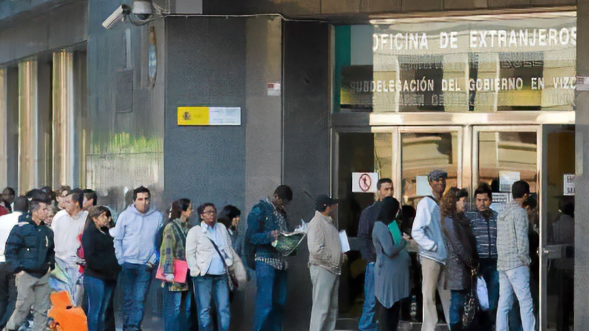 Salarios más bajos, vivienda más cara y sanidad colapsada: los efectos de la regularización de inmigrantes