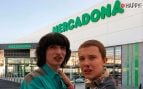 Dos de los protagonistas de Stranger Things frente a la fachada de un supermercado Mercadona (Montaje Happy FM).