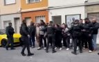 Gritos de «¡asesino!» y escenas de dolor en el traslado al juzgado del detenido por el crimen de Sueca