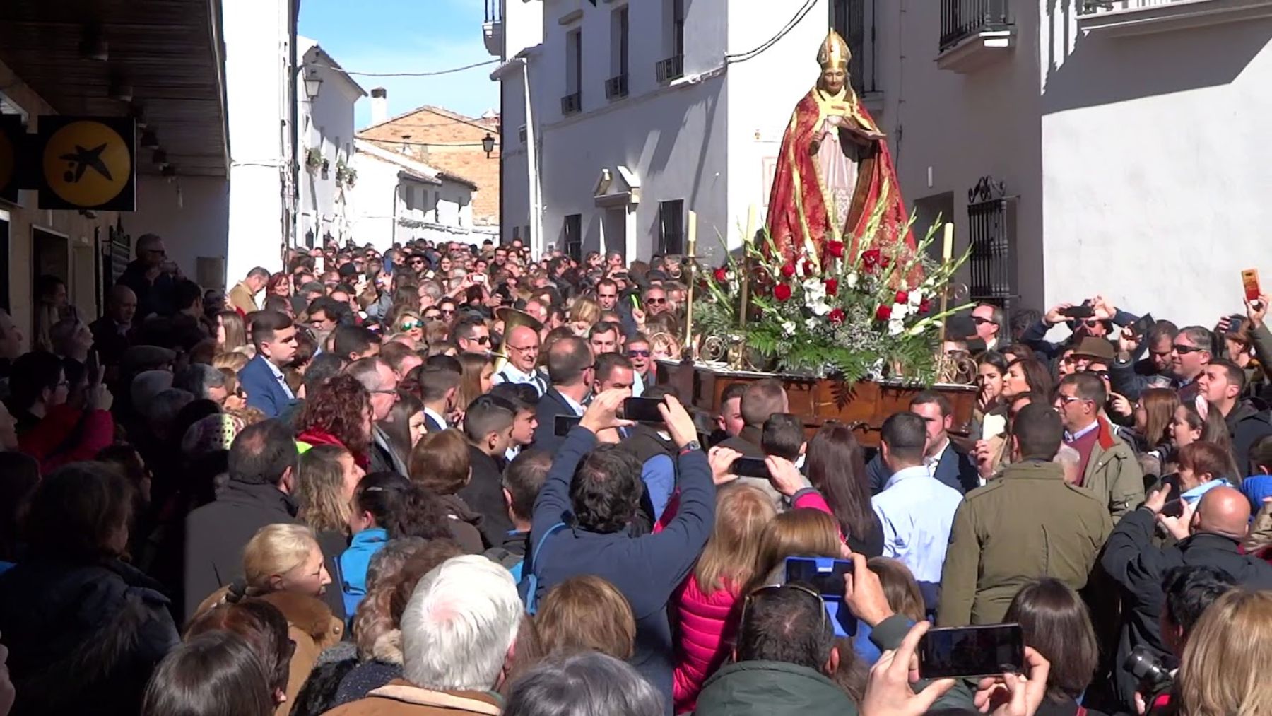 En este pequeño pueblo de Cádiz celebra la procesión más inaudita: toros, bailes y un santo