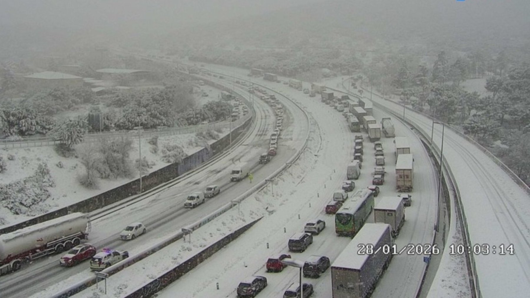 Última hora del tiempo en España hoy, en directo | Nieve intensa en Madrid, carreteras cortadas y avisos de la AEMET