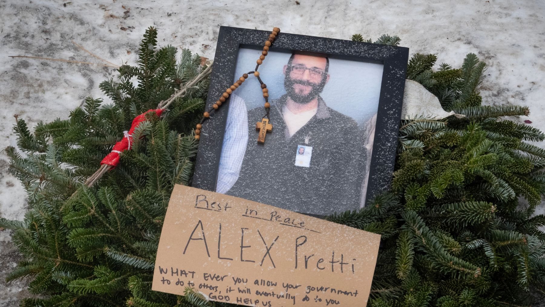 El asesor de inmigración de Trump duda del protocolo de los 2 agentes que mataron a Pretti, ya destituidos