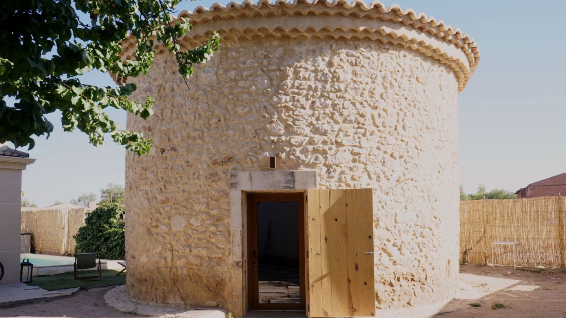 Un matrimonio abandona Madrid y construye la mejor casa rural de España en 2025 en un pueblo de 368 habitantes