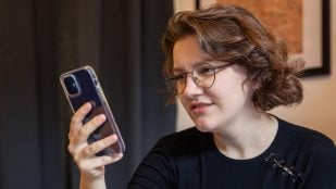 Mirar pantalla del móvil