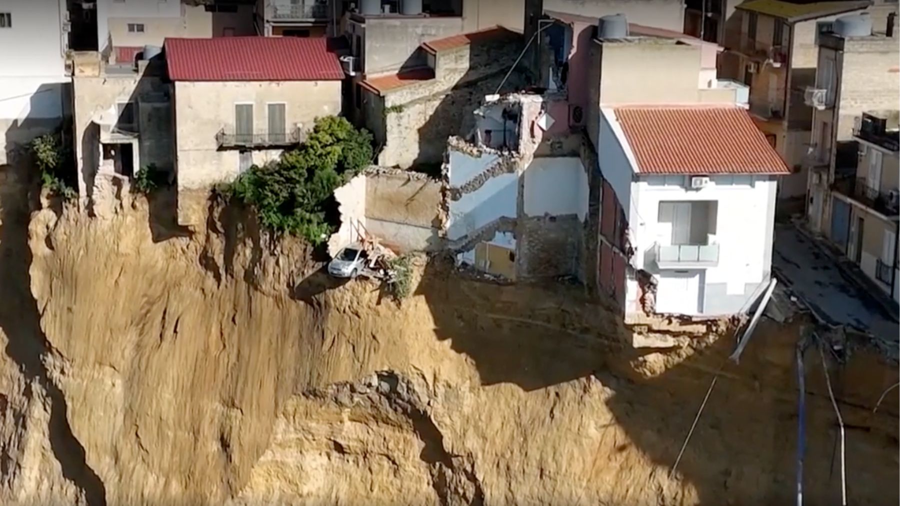 El pueblo de Sicilia al borde del abismo que avanza lento pero inexorable hacia el vacío