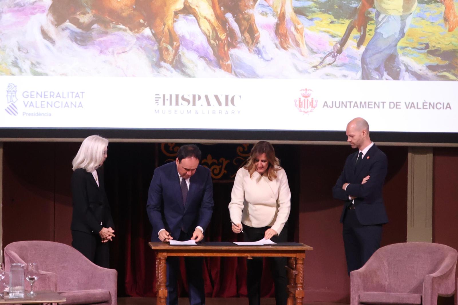 Llorca y Catalá firman el acuerdo en presencia de la bisnieta de Sorolla, Blanca Pons-Sorolla. Este miércoles, en Madrid.