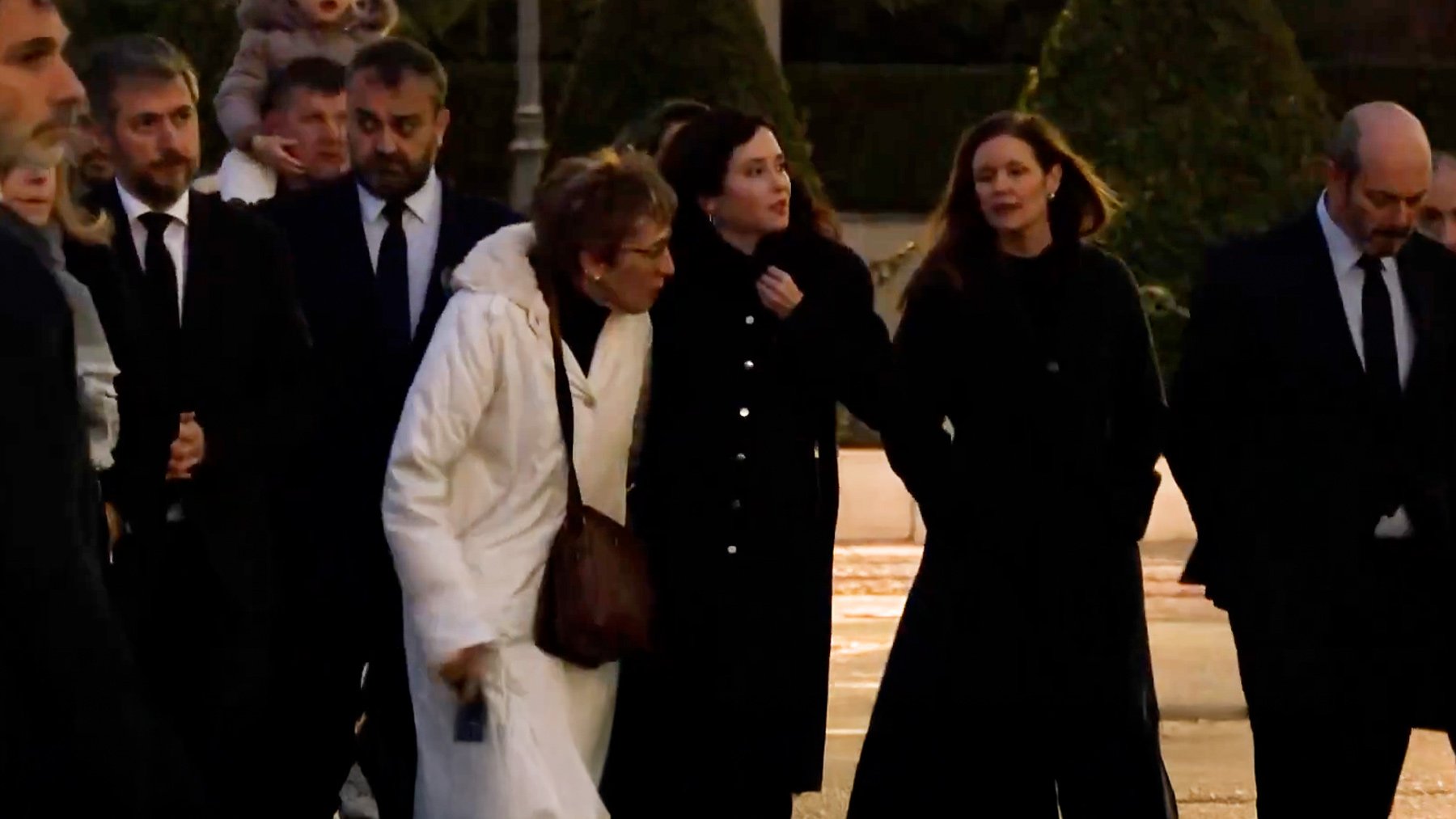 La izquierda convierte en una encerrona a Ayuso el funeral por las víctimas de Adamuz en Madrid con gritos de ¡asesina!