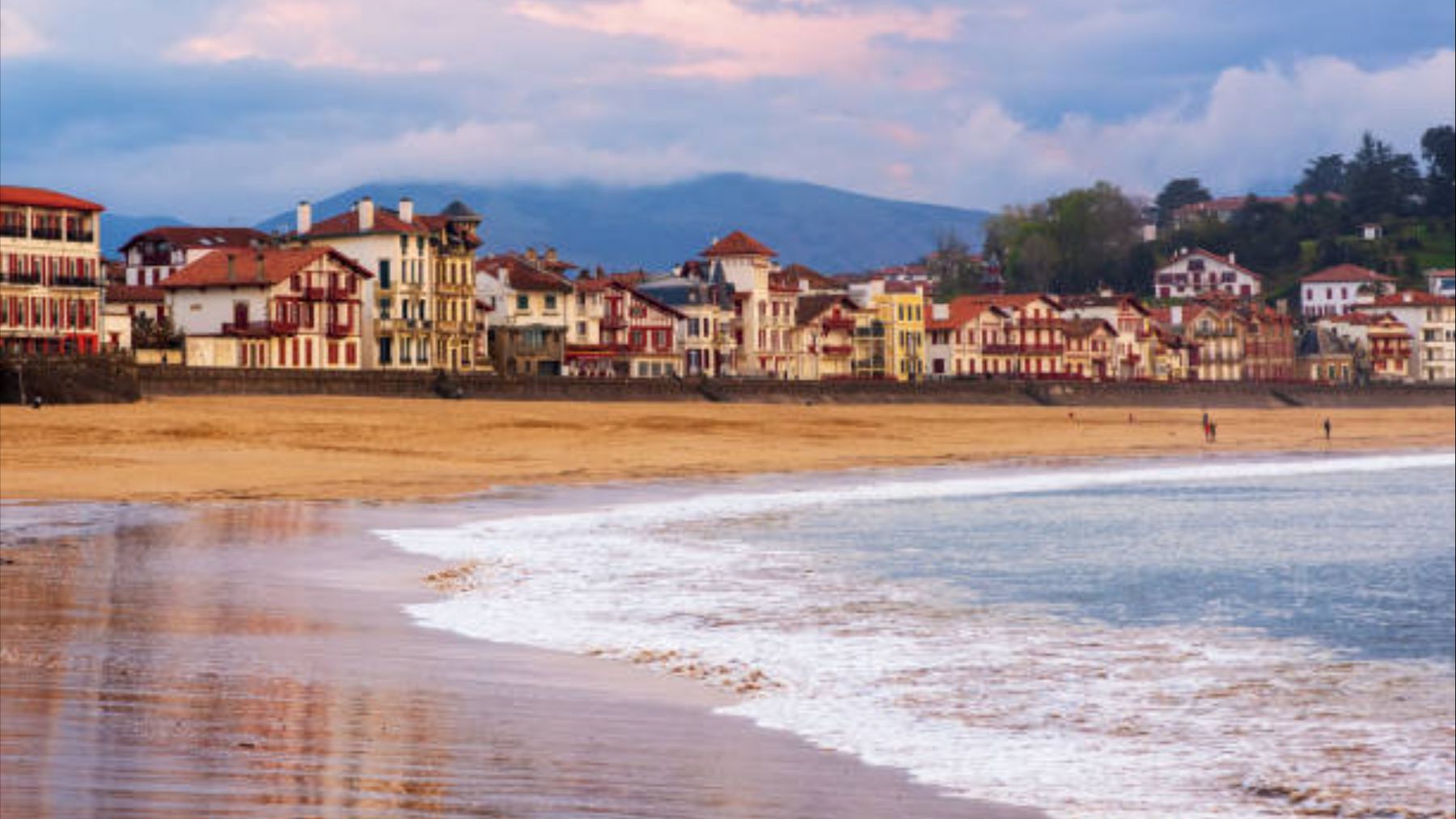 Así es Villa Ugaina en San Juan de Luz: una mansión a pie de playa con las mejores vistas del Cantábrico