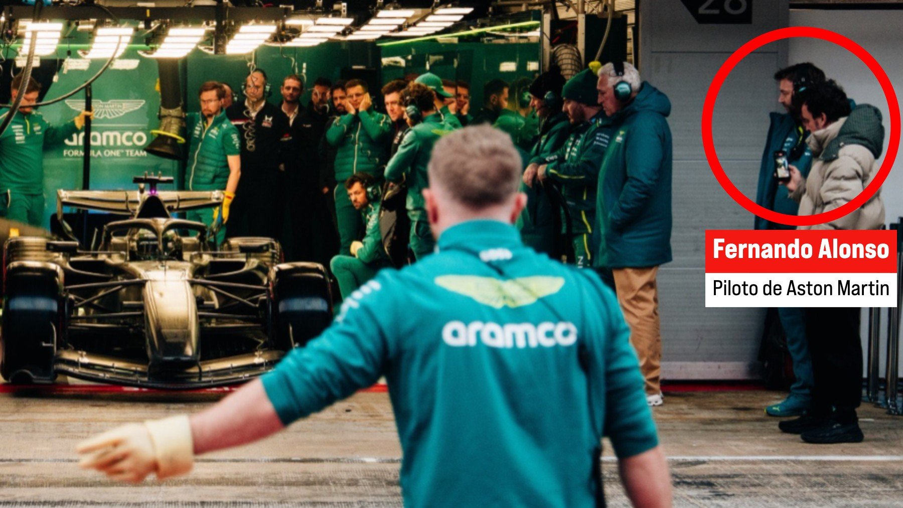 La imagen que todo el mundo comenta: Fernando Alonso alucinando con el nuevo Aston Martin