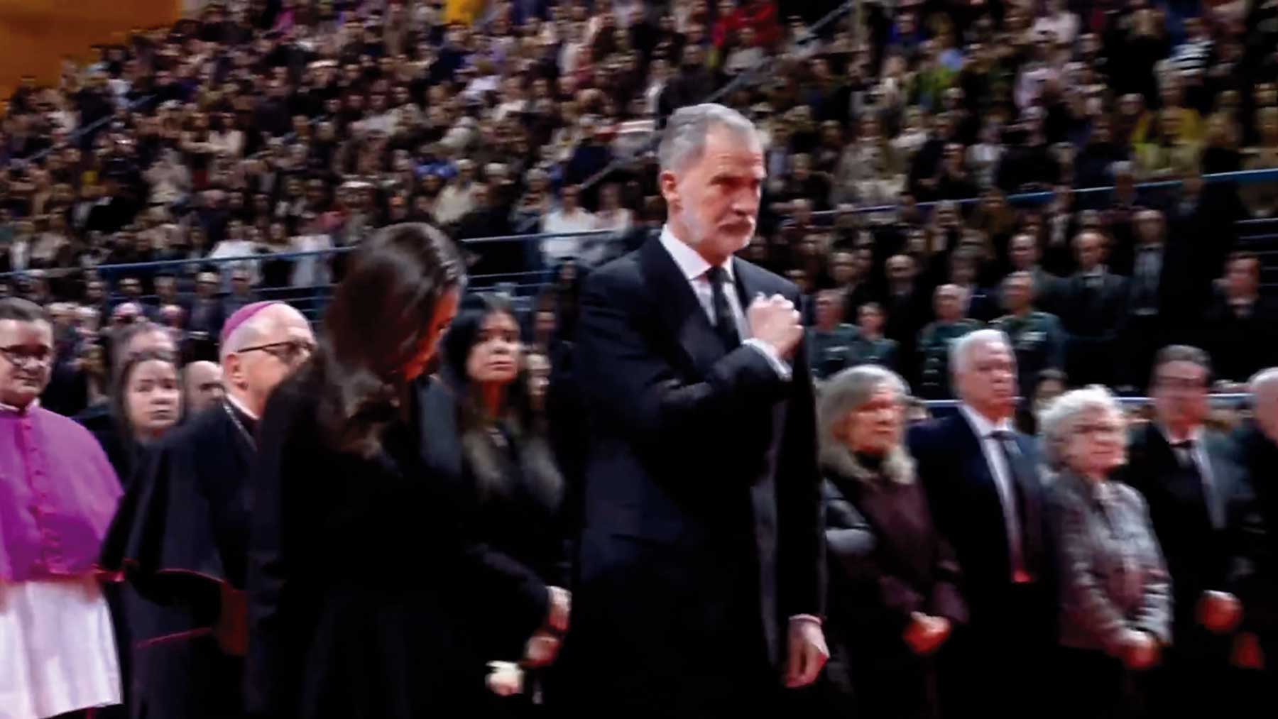 La Reina Letizia tampoco se santigua en la misa funeral por las víctimas de Adamuz