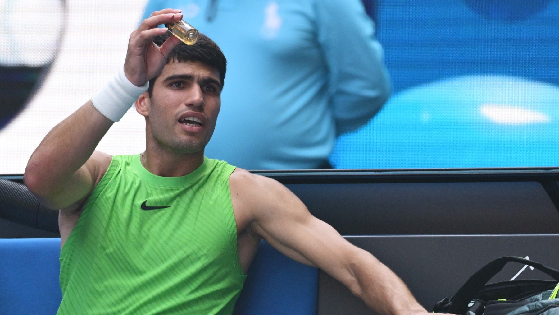 Zumo de pepinillos, el remedio natural que ingirió Alcaraz y le resucitó de calambres ante Zverev