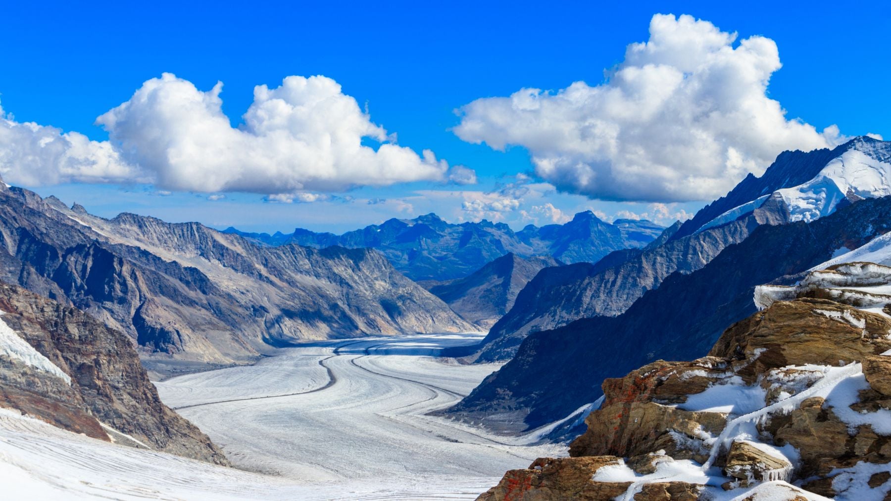 Entre los glaciares más renombrados se encuentra el Gran Glaciar Aletsch, el más grande de los Alpes y patrimonio de la UNESCO, en el cantón de Valais (Suiza).