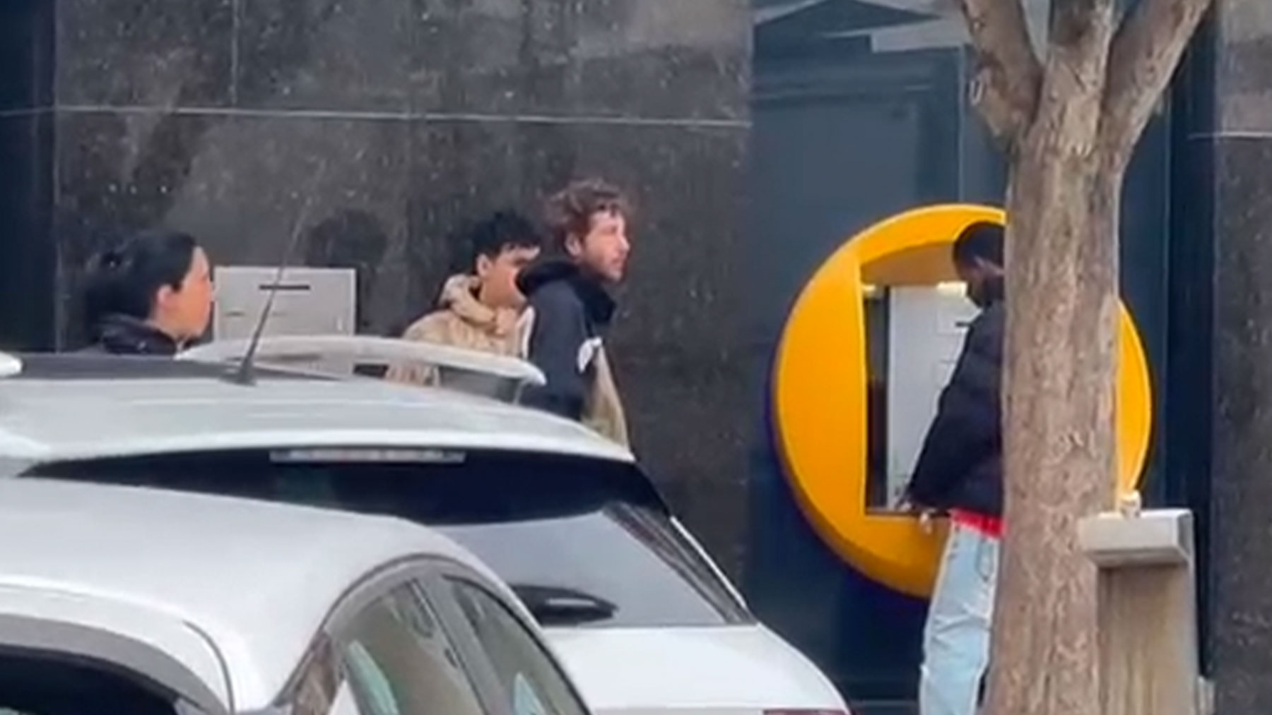 OKDIARIO pilla a los menas saliendo del chaletazo de La Rioja y sacando dinero del cajero