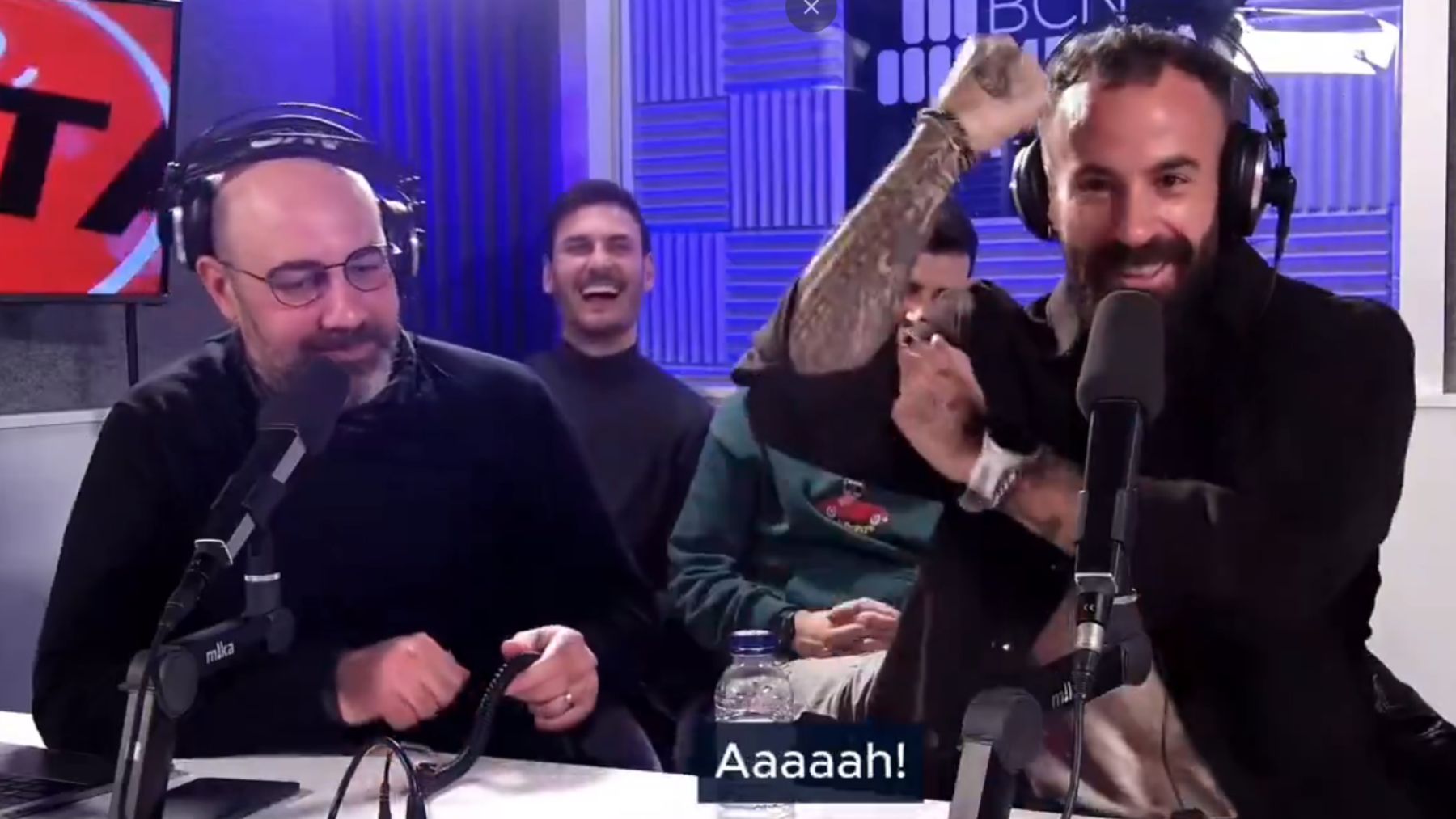 El independentista Marc Crosas delira: ¡Viva Cataluña y puta España! Espero que no lo vean en la Embajada...