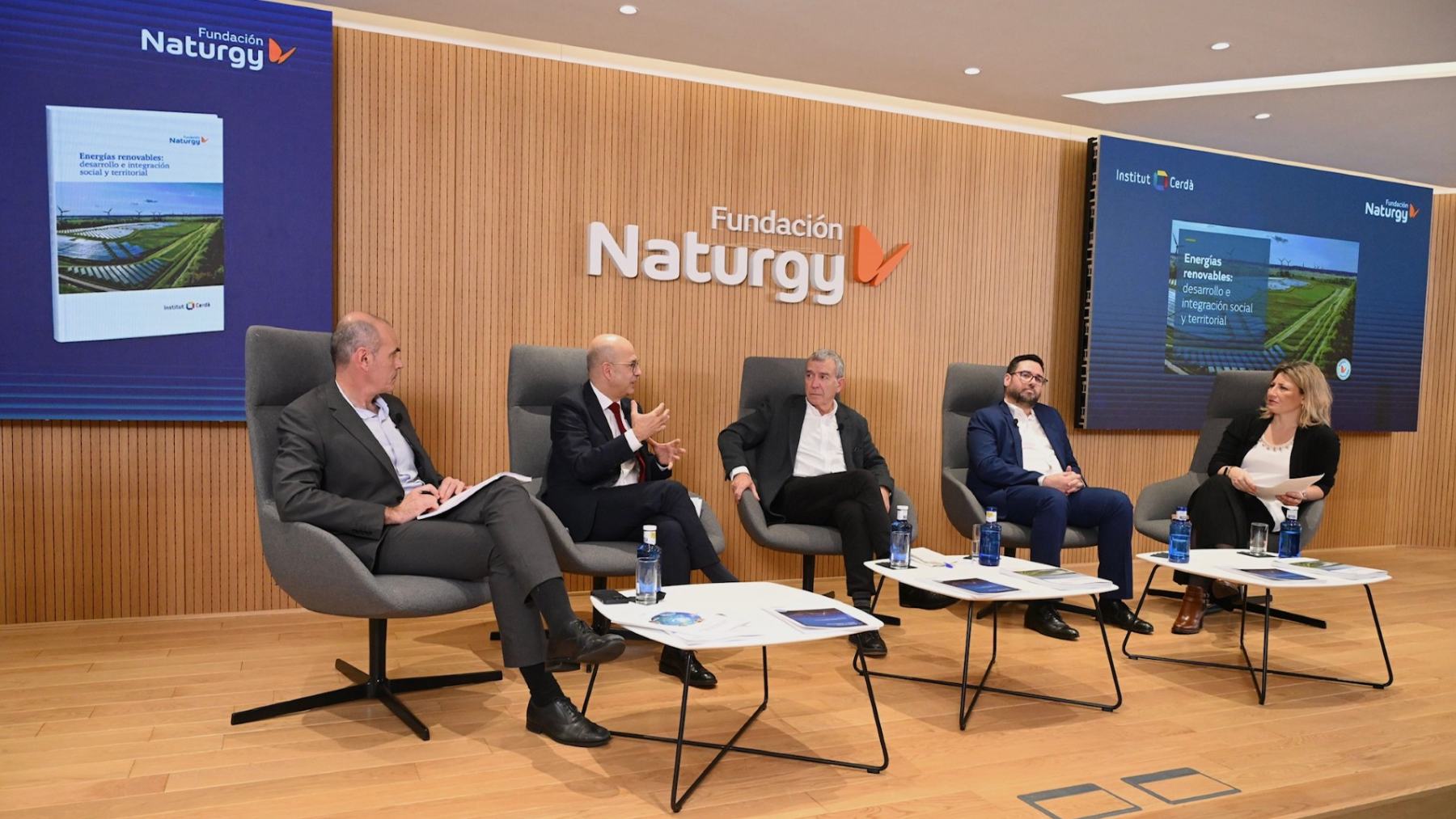 Un momento del coloquio en la presentación del informe «Energías renovables desarrollo e integración social y territorial».