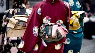 Cómo se escribe kimono en español, la RAE aclara cómo escribir kimono en español, kimono o quimono según la RAE, adaptación de kimono en español, RAE prefiere kimono a quimono en español.