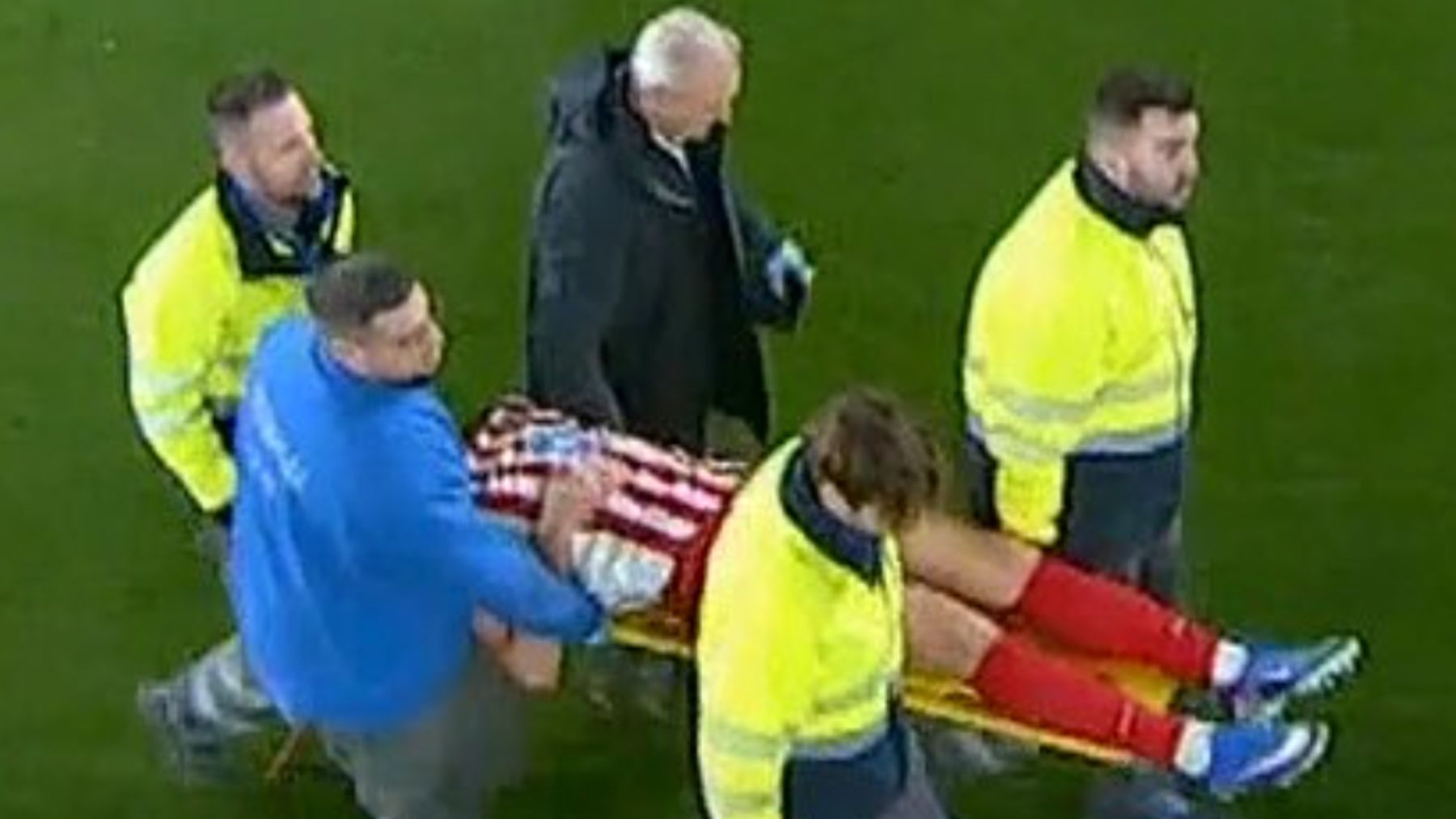 Escalofriante: Sorloth se va en camilla tras un brutal choque en la cabeza con Matías Moreno