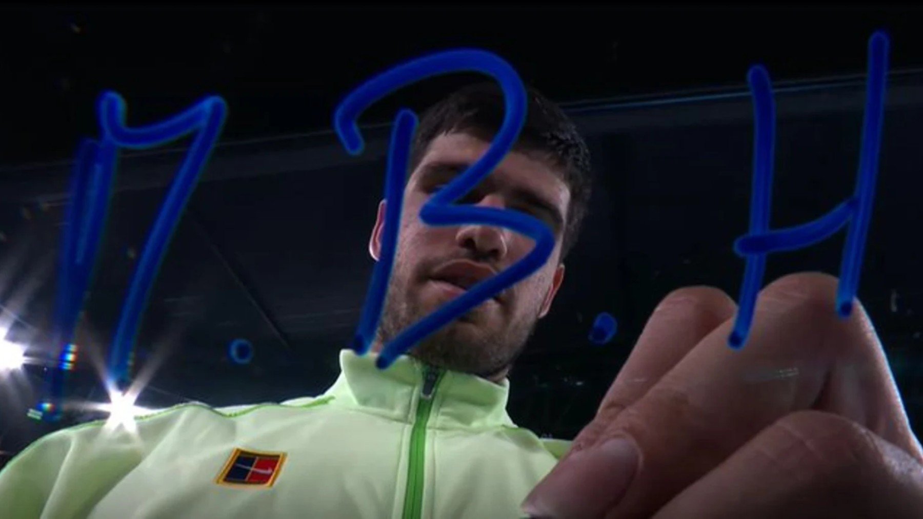 Alcaraz firma la cámara tras ganar a De Miñaur. (Getty)