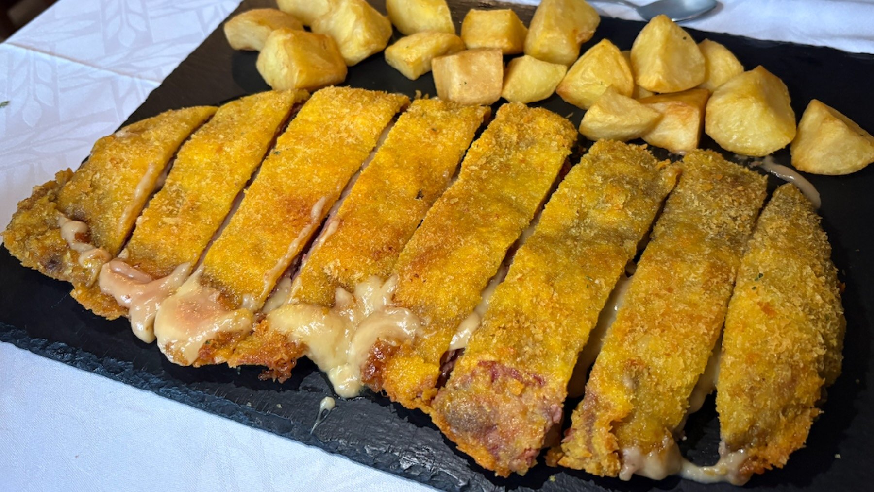 No hace falta ir a Asturias: el mejor cachopo de Madrid pesa un kilo y está en un pintoresco pueblo de la sierra