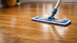 Truco para limpiar el suelo de vinilo, limpiar el suelo de vinilo con vinagre y bicarbonato, truco casero suelo de vinilo, abrillantar vinilo suelo, limpiar suelo con vinagre, limpiar suelo vinilo con bicarbonato.