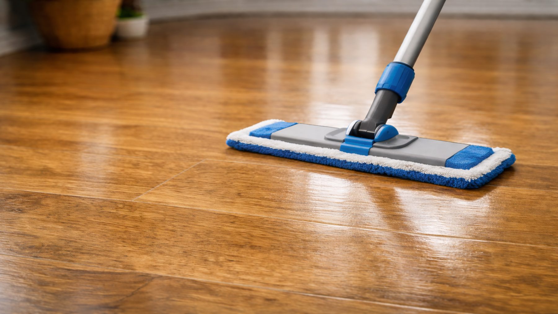 Ni lejía ni amoniaco: el sencillo truco de los profesionales para abrillantar un suelo de vinilo y dejarlo como nuevo
