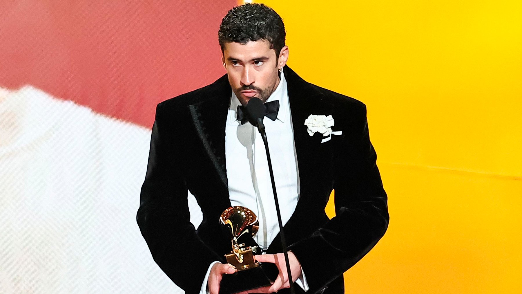 El ovacionado discurso de Bad Bunny en los Grammy sobre la política migratoria: No somos animales