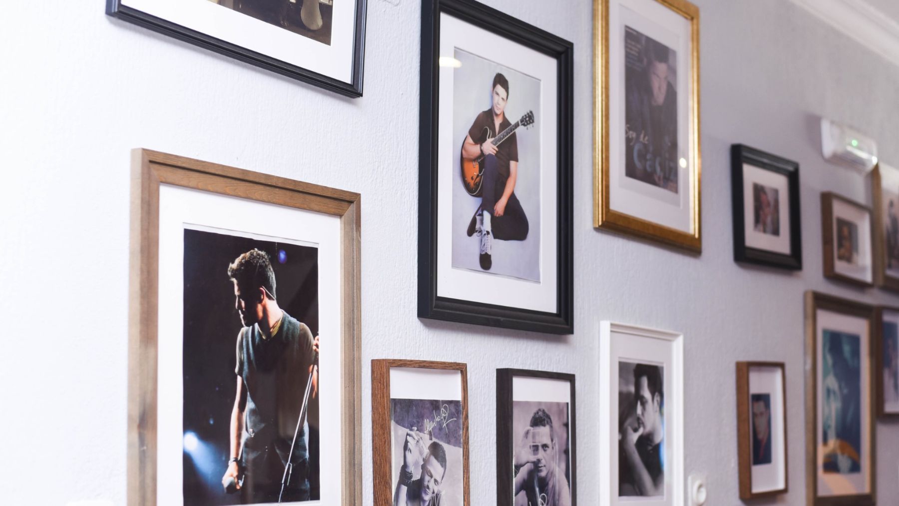 En este restaurante de Cádiz hay fotos de Alejandro Sanz por todas partes: el motivo es increíble