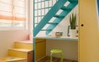Un arquitecto revoluciona un apartamento de 14 m2 convirtiéndolo en una vivienda funcional, con una escalera metálica para ganar espacio.