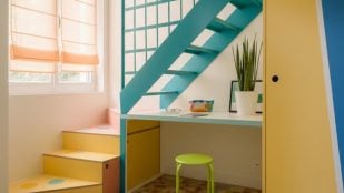 Un arquitecto revoluciona un apartamento de 14 m2 convirtiéndolo en una vivienda funcional, con una escalera metálica para ganar espacio.