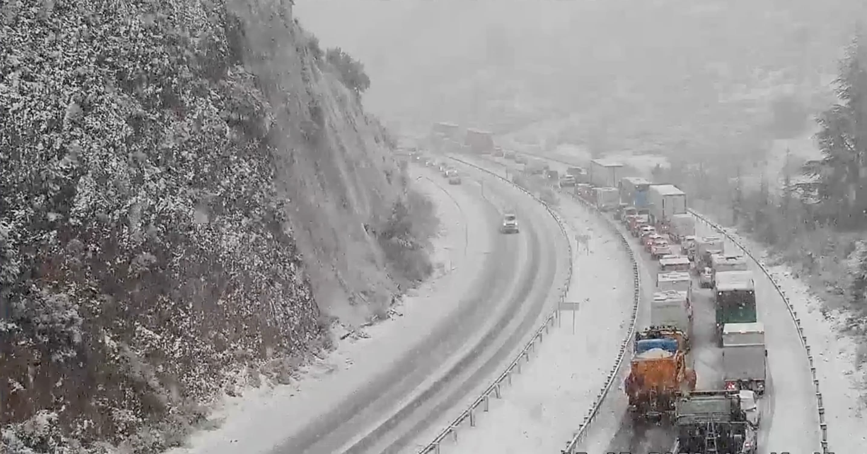 Caos total en Granada: más de 200 coches atrapados en el Puerto de la Mora por la nieve sin poder avanzar
