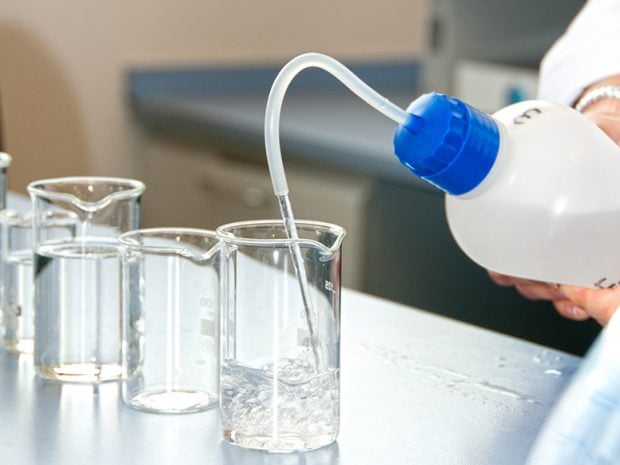 An&aacute;lisis en el laboratorio de Canal de Isabel II. (Foto: Canal de isabel II).