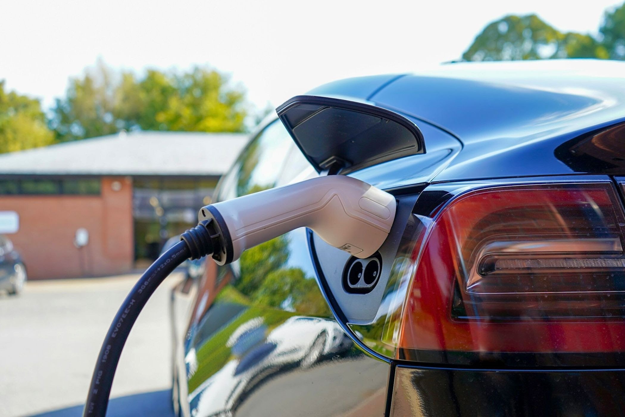 El 21% de las matriculaciones de turismos correspondieron a modelos electrificados (puros + híbridos enchufables).