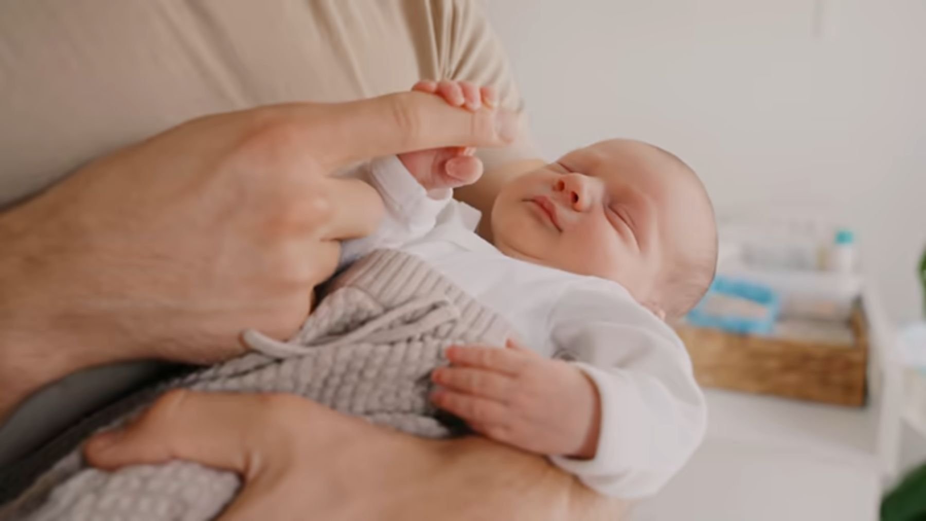 Ni caricias ni mecerlo: el gesto que hacen muchos padres al acostar al bebé y que está arruinando su sueño