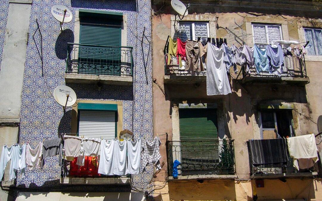 El artículo 7.1 de la Ley de Propiedad Horizontal lo hace oficial: prohibido tender en el patio interior de tu comunidad