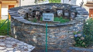 Construcción asturiana para proteger a las abejas, qué son los cortinos, cortinos y abejas en Asturias, cortinos arquitectura.