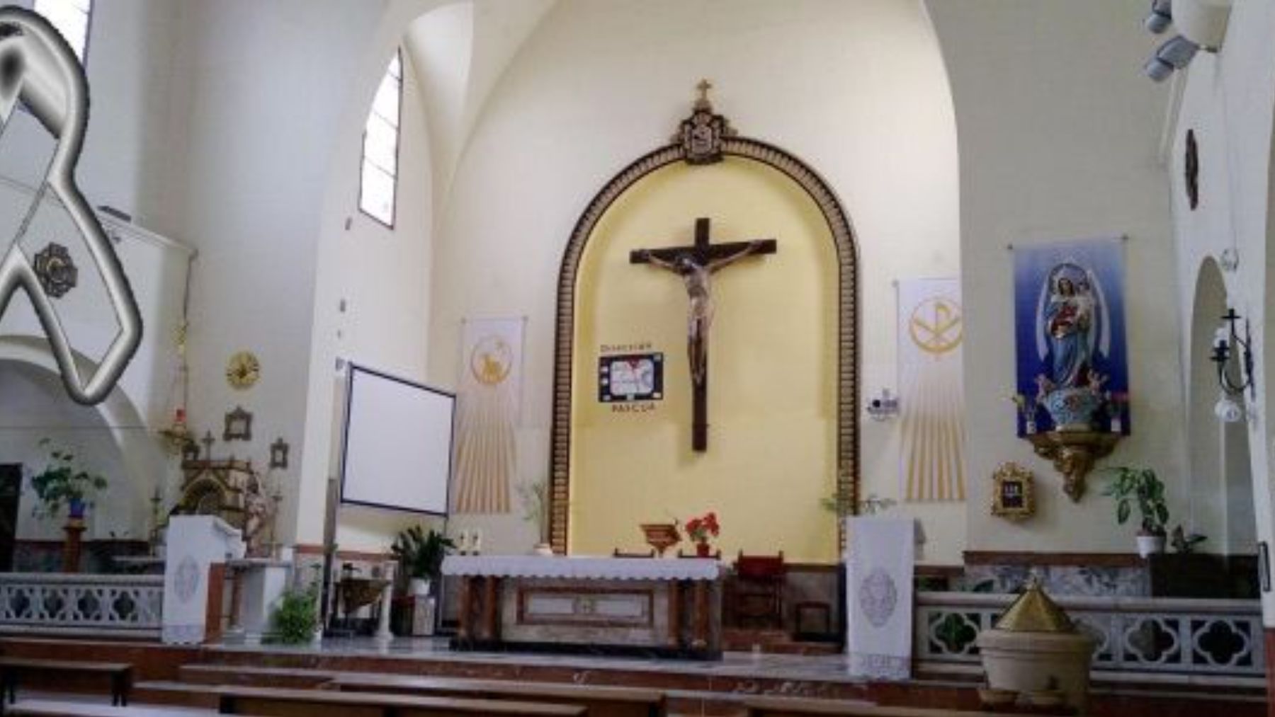 Dos hombres atracan una iglesia de Vallecas con una pistola simulada mientras el cura daba misa