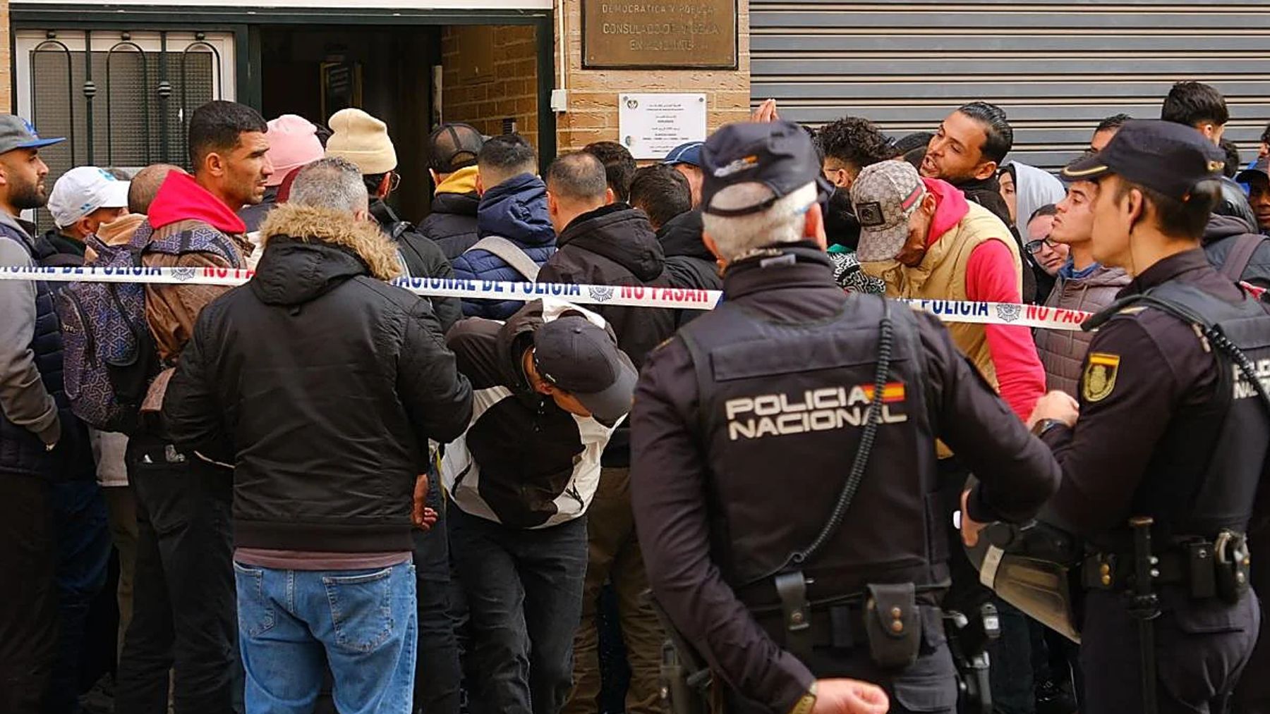 Avalancha de inmigrantes en el Consulado de Argelia en Alicante por la regularización masiva