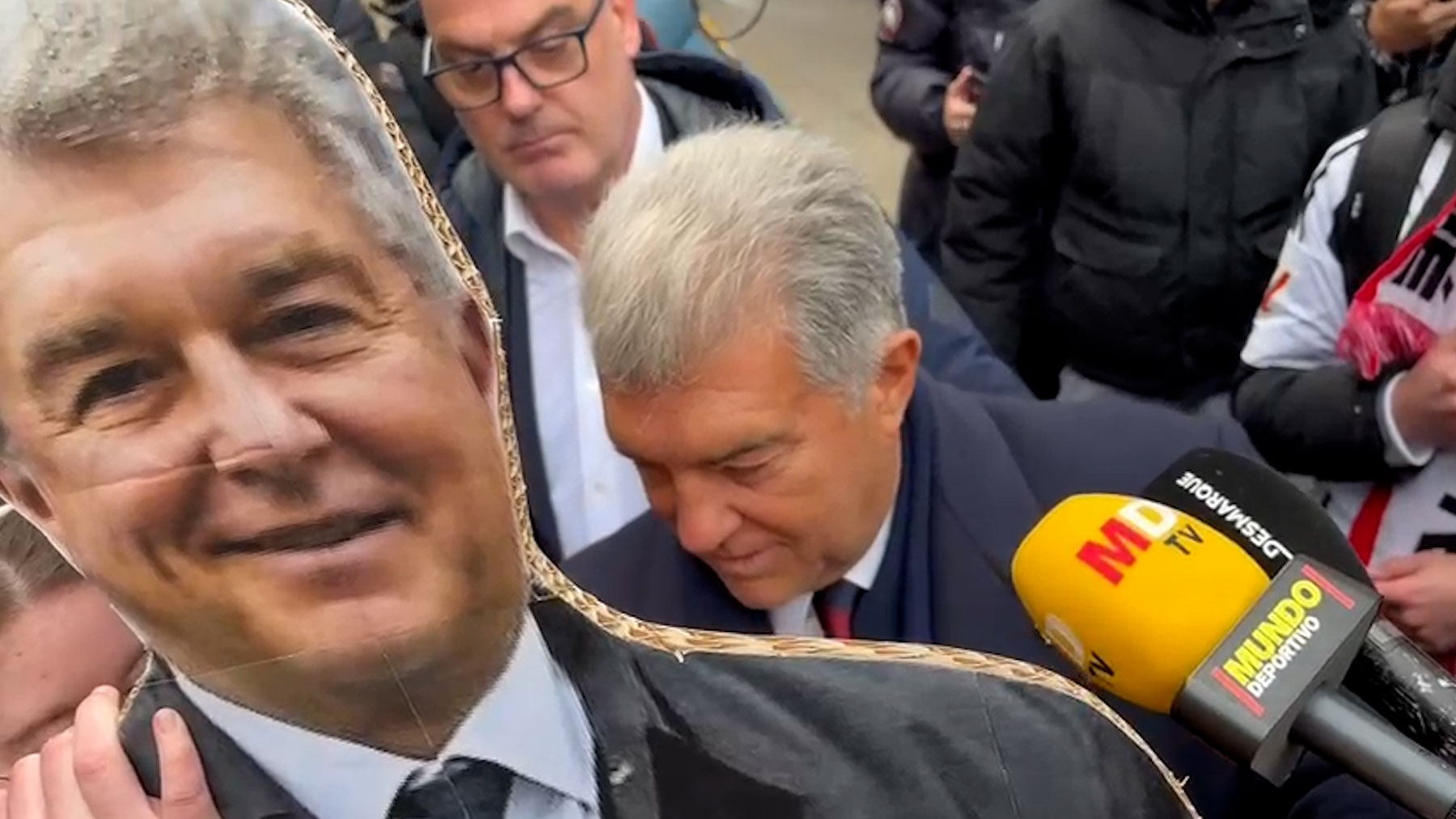 El cómico momento de Laporta en Albacete firmando una réplica suya de cartón