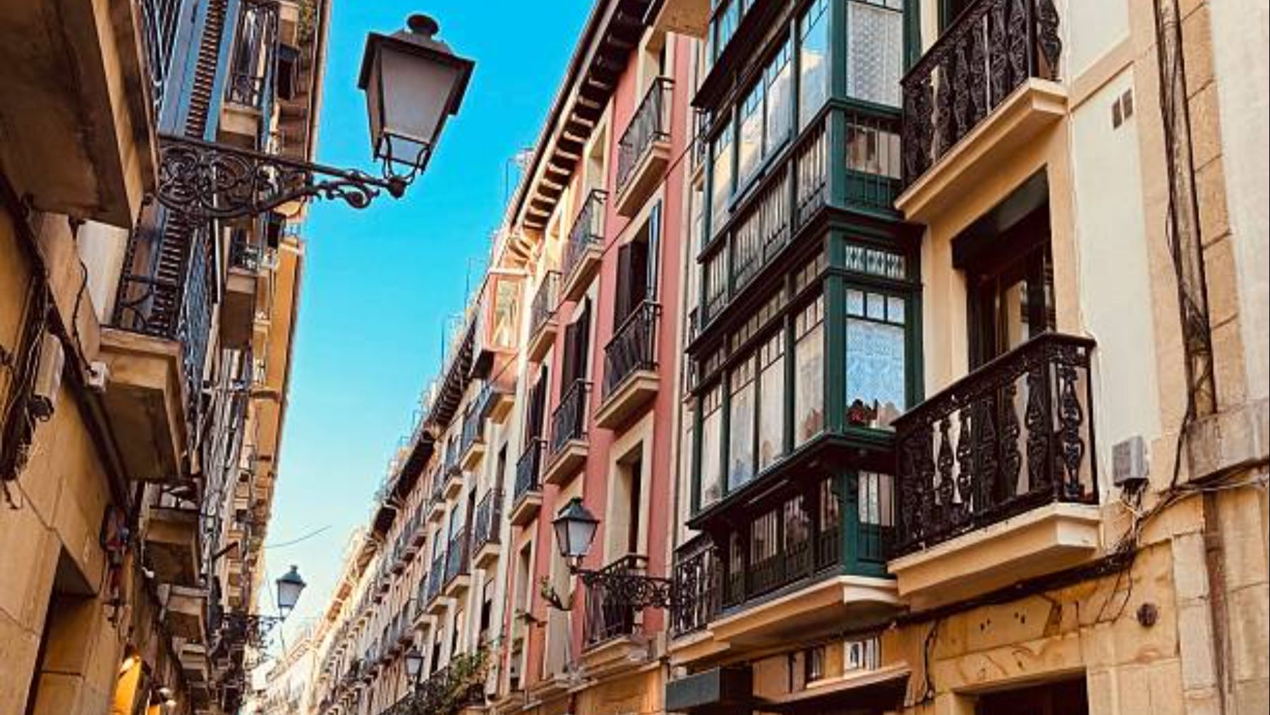 Parece un pueblo pero no lo es: el barrio de San Sebastián en el que todos los vascos quieren vivir
